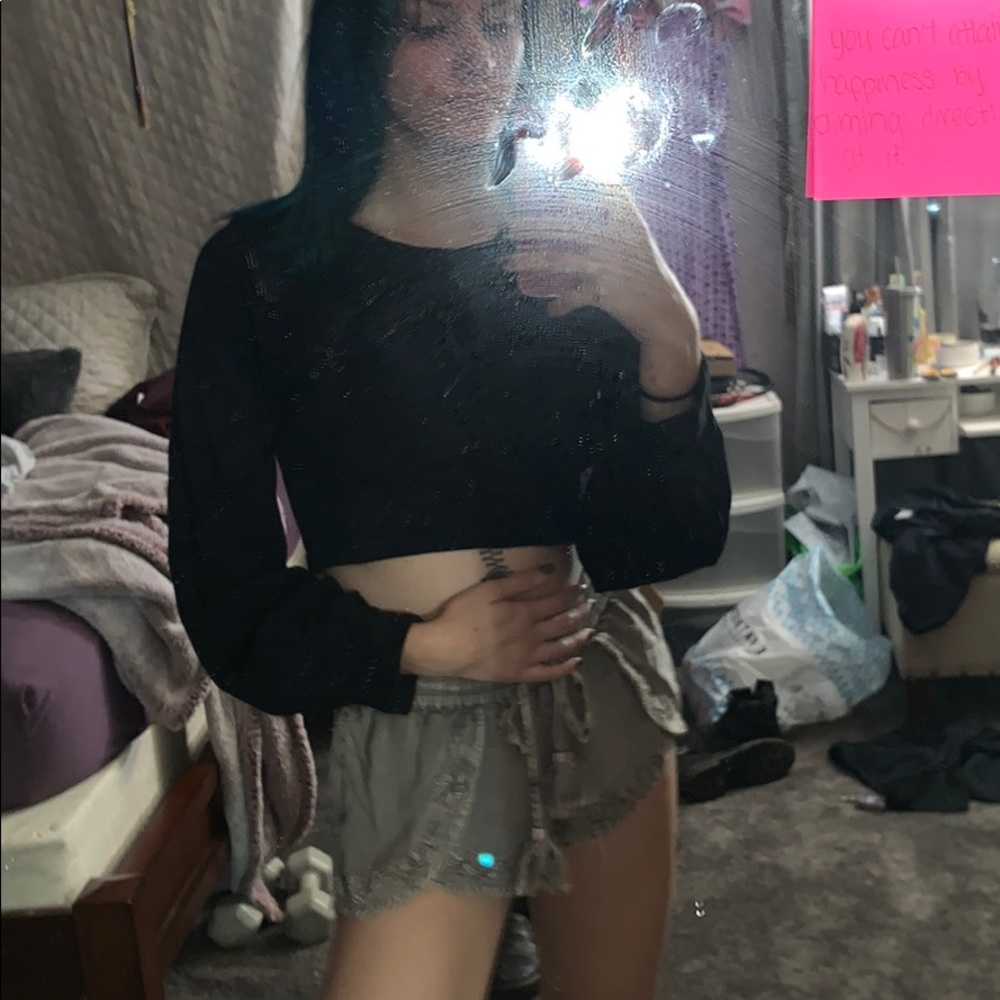 cropped long sleeve black top